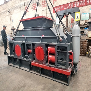 單臺中大型全自動(dòng)液壓對輥制砂機設備發(fā)往河北